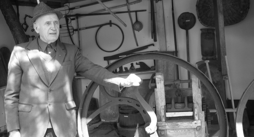 Marian Pietrzak w swoim muzeum - skansenie, 2007 r.