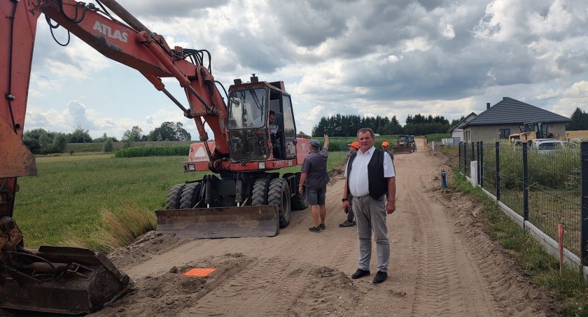 Burmistrz Jan Słomiak na placu budowy jednej z dróg