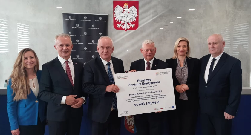 Wręczenie symbolicznych czeków beneficjantom, FOT. ZS CKR
