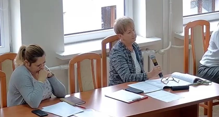 Z mikrofonem sekretarz powiatu Iwona Sokołowska FOT. SCREEN Z TRANSMISJI SESJI