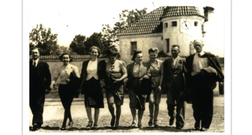 Grupa „Poznaniaków” w Korczewie (wtedy należącym do pow. sokołowskiego) podczas II wojny światowej. Zdjęcie ze  zbiorów Wacława Kruszewskiego