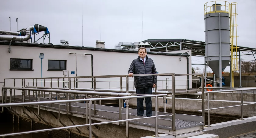 Burmistrz Jan Słomiak na terenie nowej oczyszczalni w Kosowie  FOT. UMiG