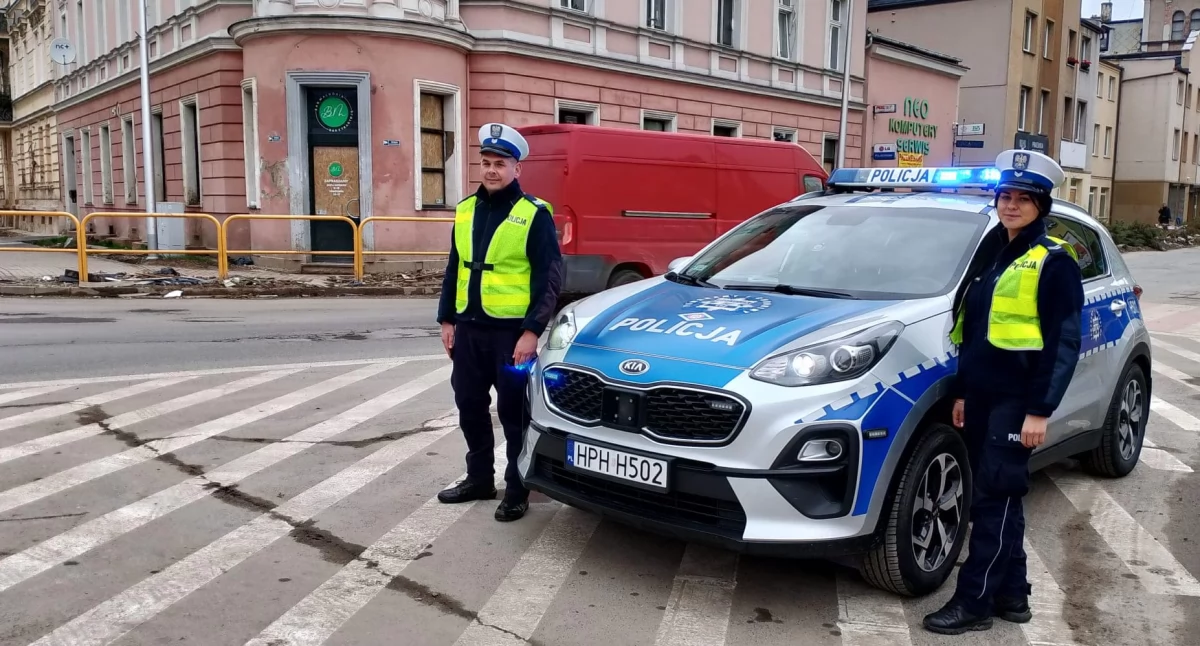 Interwencje i pomoc, Sokołowscy policjanci pomagają powodzianom Kłodzku uratowali życie mężczyźnie! - zdjęcie, fotografia
