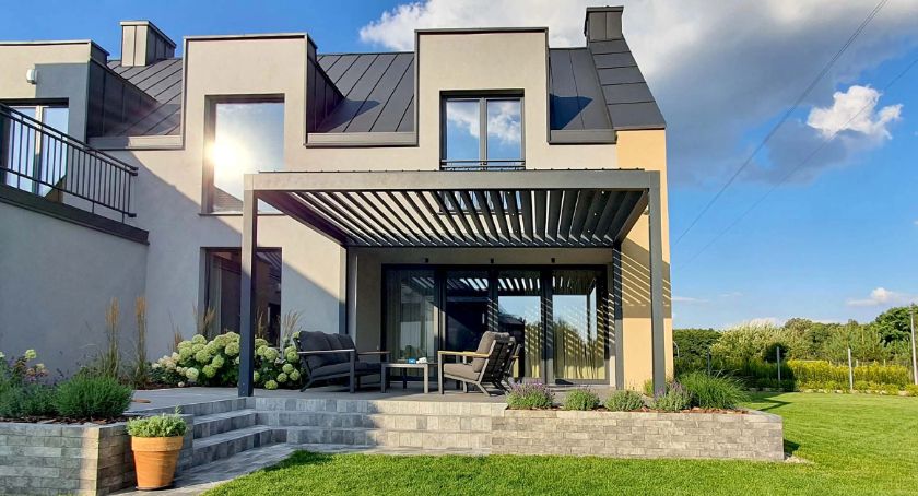 Jakie są zalety zadaszenia tarasu na wymiar przy domu jednorodzinnym?