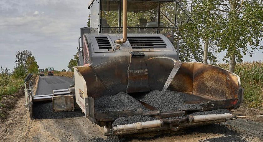 Wojewoda podzielił pieniądze na drogi. Trzy nasze samorządy z dotacjami.