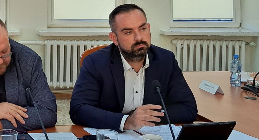 Radny Piotr Woźniak pyta o dokończenie remontu drogi Przywózki – Węże