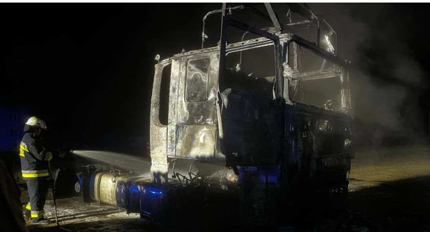 Spłonął ciągnik siodłowy, strażacy uratowali trzy inne pojazdy