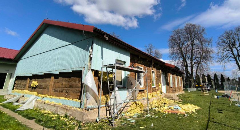 Trwają intensywne prace przy zabytkowym budynku szkolnym