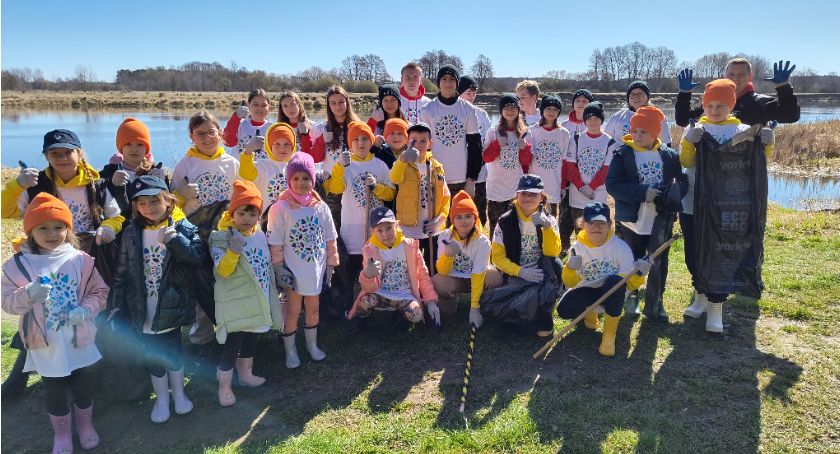 Zdobywali sprawność ekologa, sprzątając tereny nad Bugiem