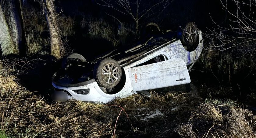 18-latek za kierownicą opla dachował na zakręcie