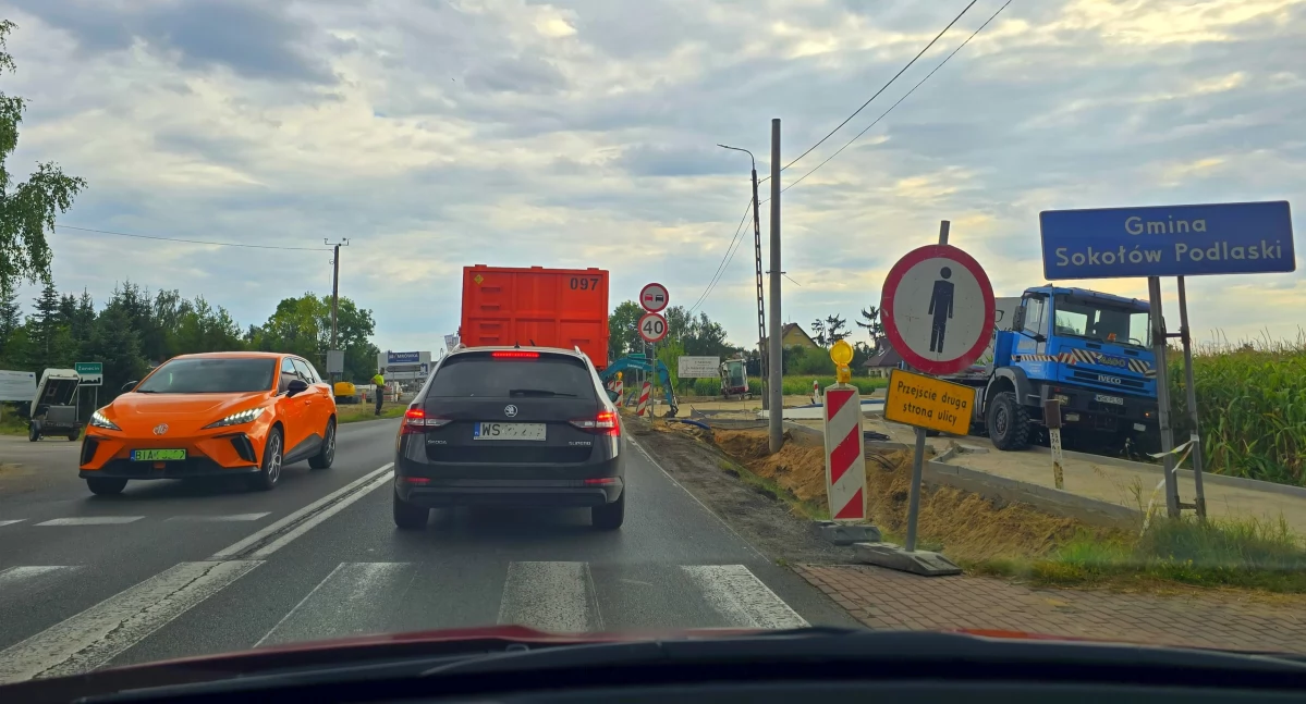 Inwestycje, Trwają prace nowym rondzie Siedleckiej kierowców czekają „wahadła” - zdjęcie, fotografia