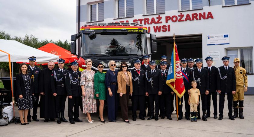 Uroczyście poświęcili nowy wóz strażacki jednostki OSP Nowa Wieś