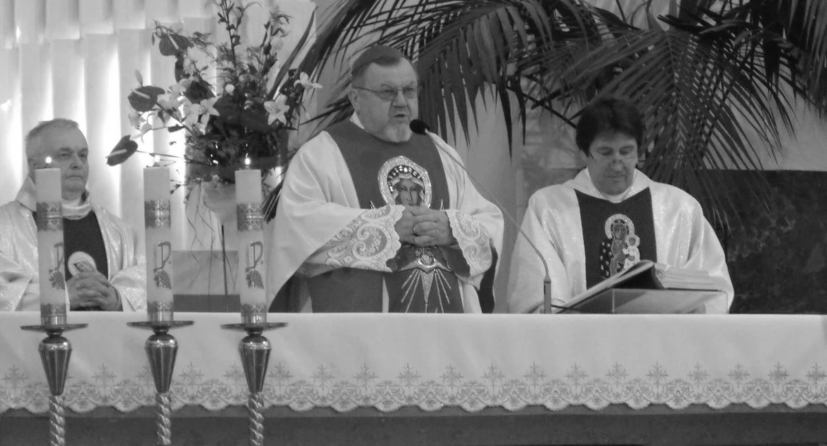 Ks. Stanisław Falkowski (1938-2025), biskup Antoni Dydycz i obecny dziekan sokołowski ks. prałat Andrzej Krupa w sokołowskiej konkatedrze, czerwiec 2009 r.