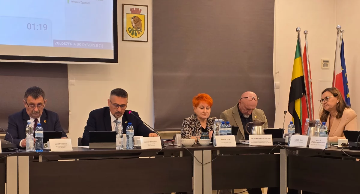 Radni i rady samorządowe, zgodzili zmianę nazwy „Skwer PCK” Brawo radni burmistrz! - zdjęcie, fotografia