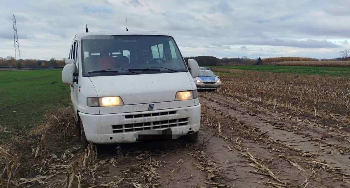 Nie miał prawka, więc postanowił uciec busem przed policją...