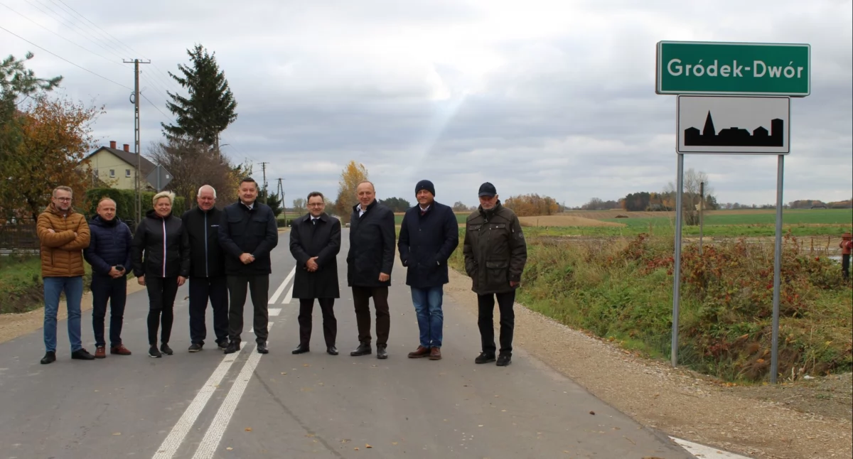 Remont tej drogi kosztował powiat prawie 10 mln zł. Prace oficjalnie zakończone.