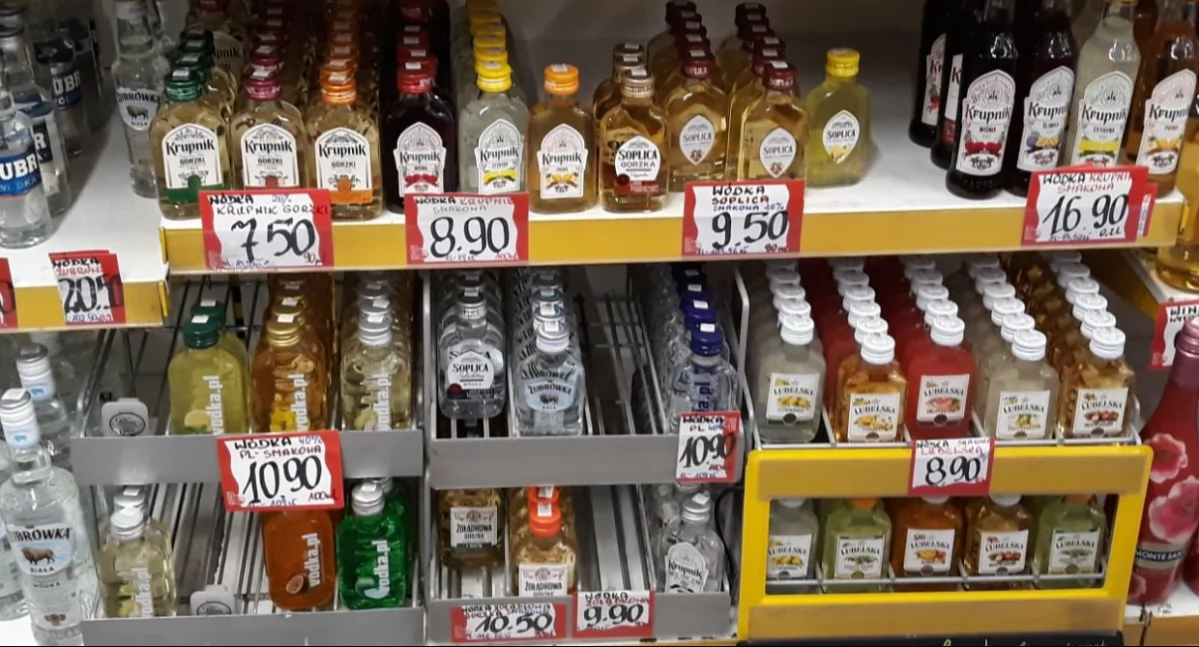 Ile „małpek” z alkoholem sprzedaje się codziennie w Sokołowie i okolicznych gminach?