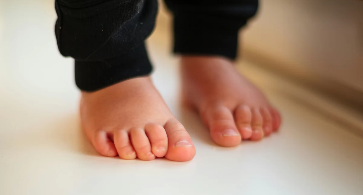 Kapcie dla małych stóp z wysokim podbiciem – jak wybrać idealne obuwie do przedszkola