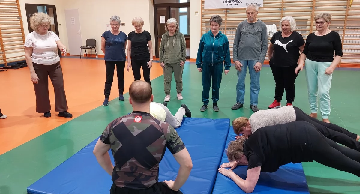 „Akademia Bezpiecznego Seniora”: od pierwszej pomocy, przez ostrzeżenia przed oszustwami po samoobronę...