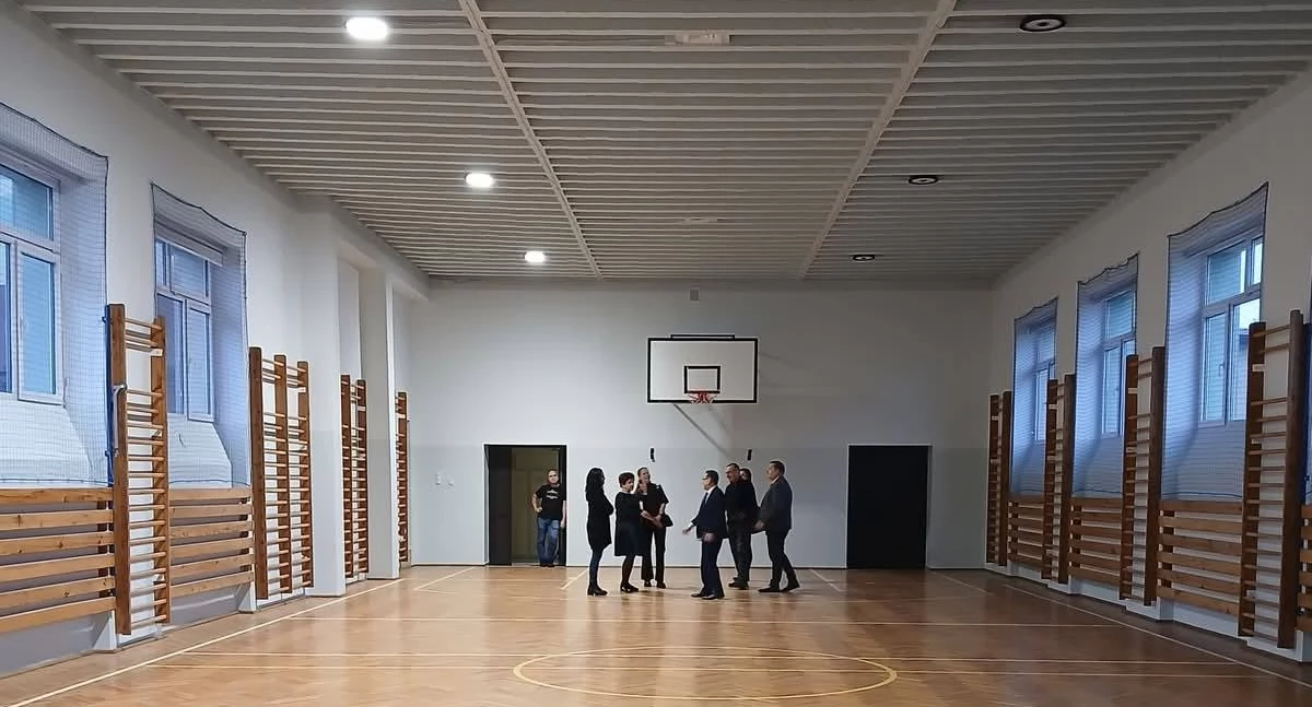 Edukacja, wypiękniała gimnastyczna Liceum - zdjęcie, fotografia