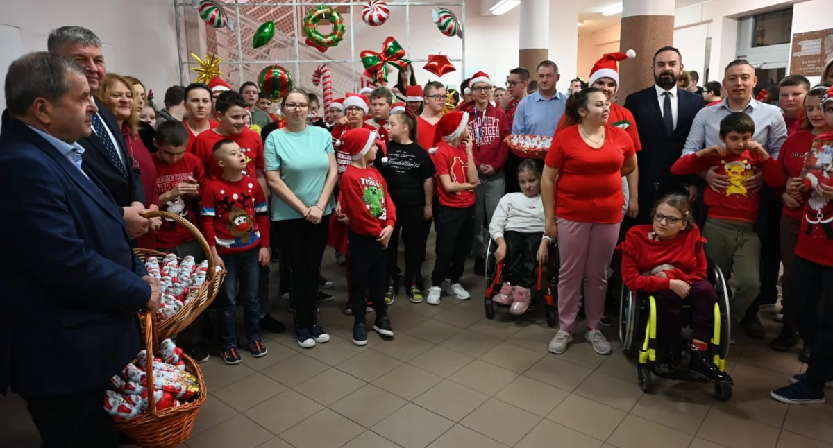 Atrakcje - Ciekawostki - Rekreacja, Radni powiatowi mikołajkową wizytą Były upominki naprawione gniazdko! - zdjęcie, fotografia