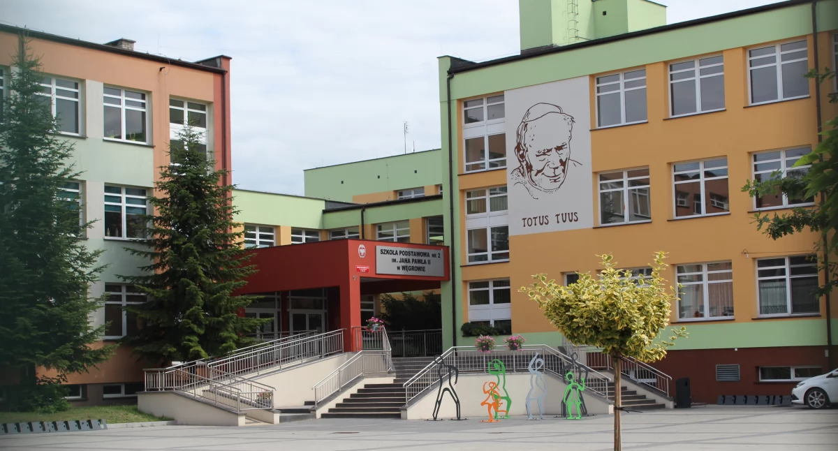 W Szkole Podstawowej nr 1 w Węgrowie uczy się ok. 750 uczniów, w drugiej z podstawówek - ponad 580