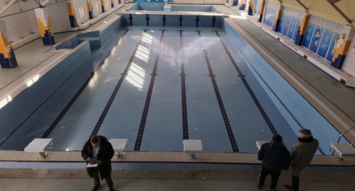 Sprawy urzędowe, przyszłym dług miasta Sokołów Podlaski przekroczy remontami basenem - zdjęcie, fotografia