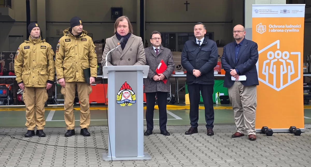 Bezpieczeństwo, Wojewoda przywiózł Sokołowa sprzęt straży szpitala - zdjęcie, fotografia
