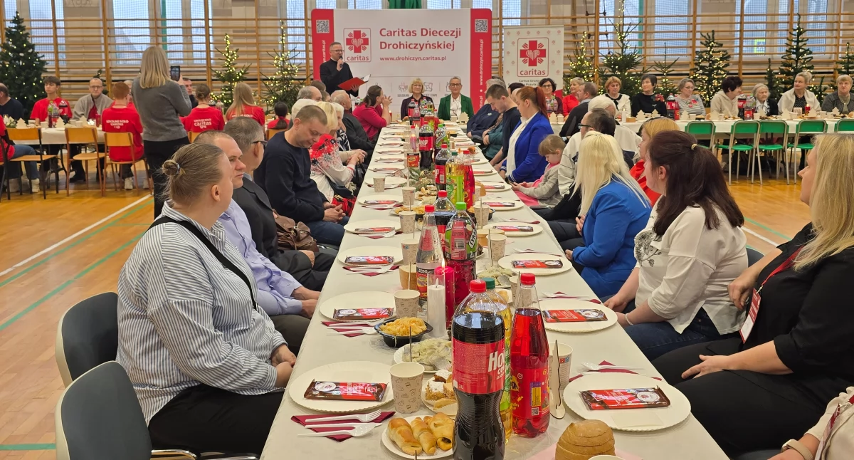 Święta i obchody, Wigilia Caritas zgromadziła seniorów osoby samotne niepełnosprawne - zdjęcie, fotografia