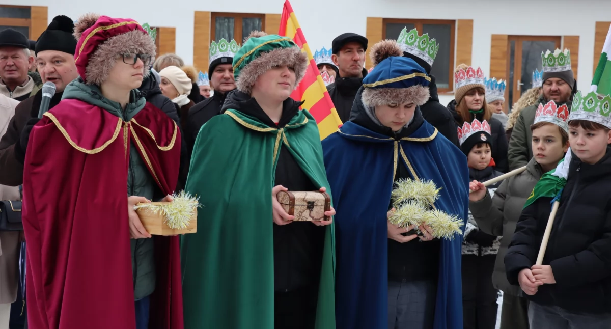 Święta i obchody, Orszak Trzech Króli Repkach rozpoczęły jasełka zakończyło ognisko - zdjęcie, fotografia
