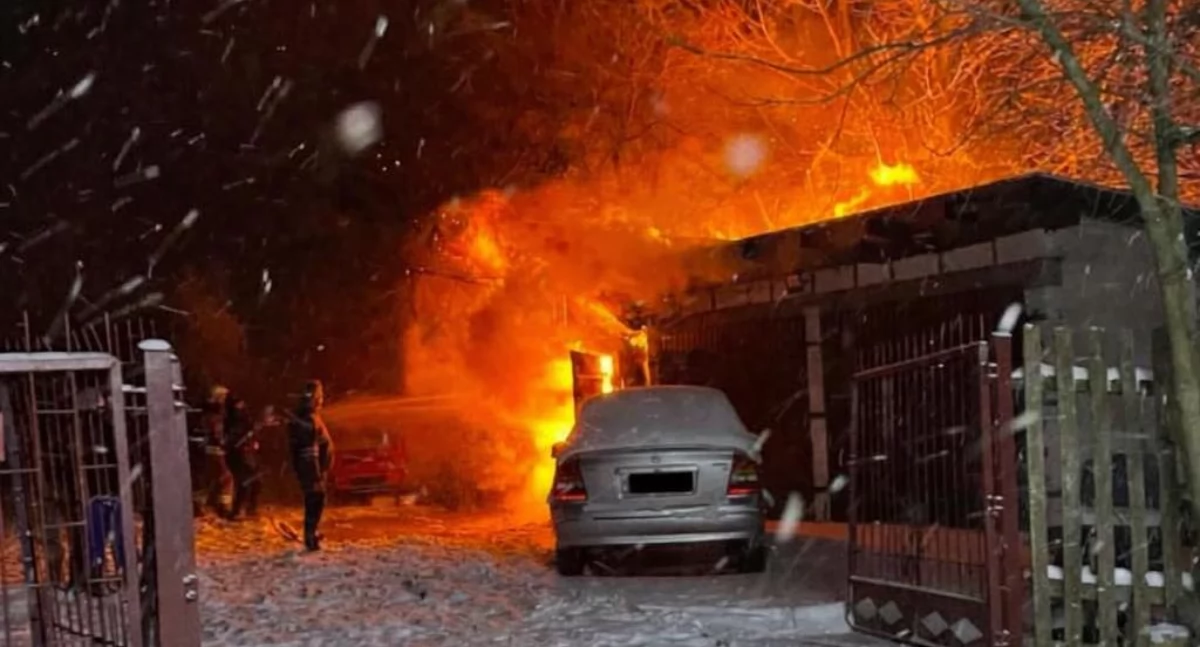 Straż pożarna, ciemności mrozie śnieżycy walczyli pożarem - zdjęcie, fotografia