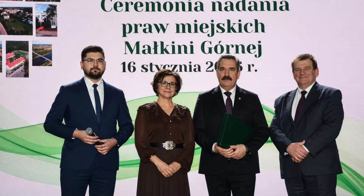 Sprawy urzędowe, samorządowcy gratulacjami Małkini Górnej! - zdjęcie, fotografia