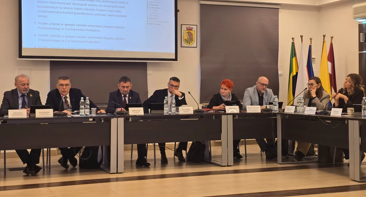 Edukacja, Gorąca sesja miejska reorganizacji oświaty dyskutowali radni burmistrz - zdjęcie, fotografia