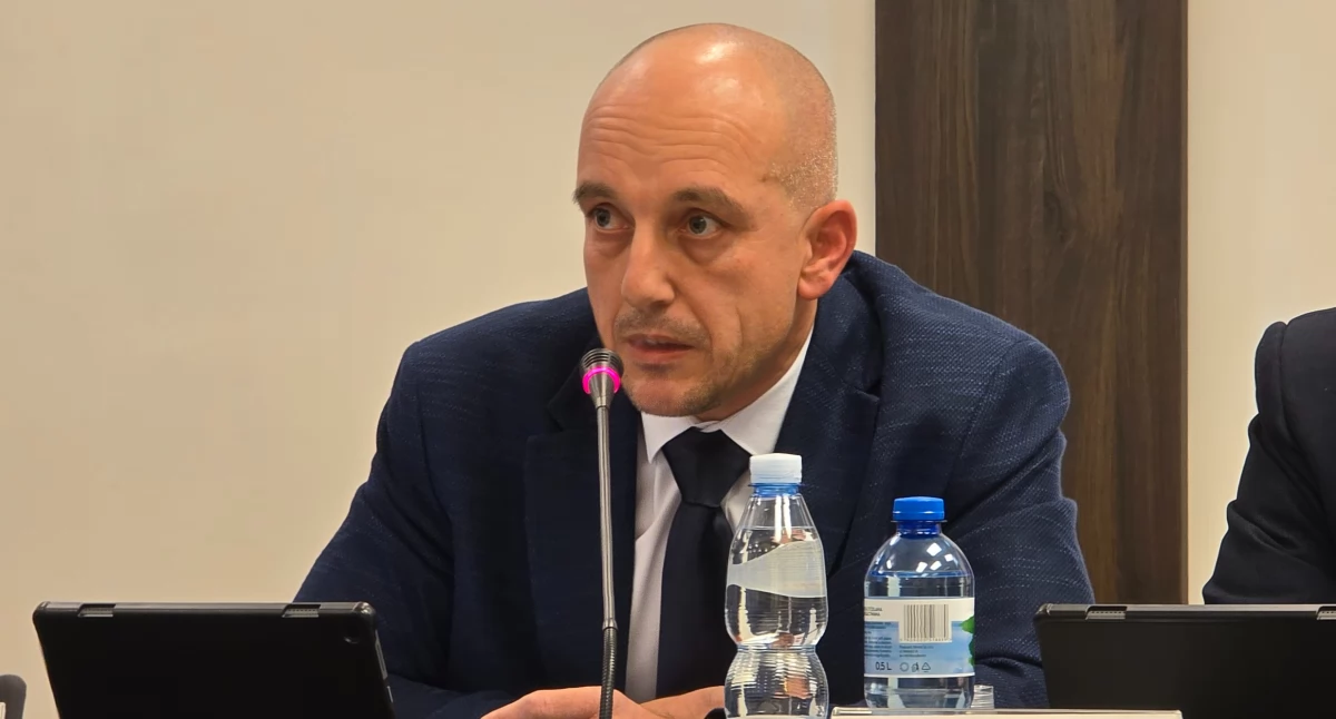 Felietony/opinie, Radny Piotr Sikorski reorganizacji oświaty lepiej zrobić mały robić - zdjęcie, fotografia