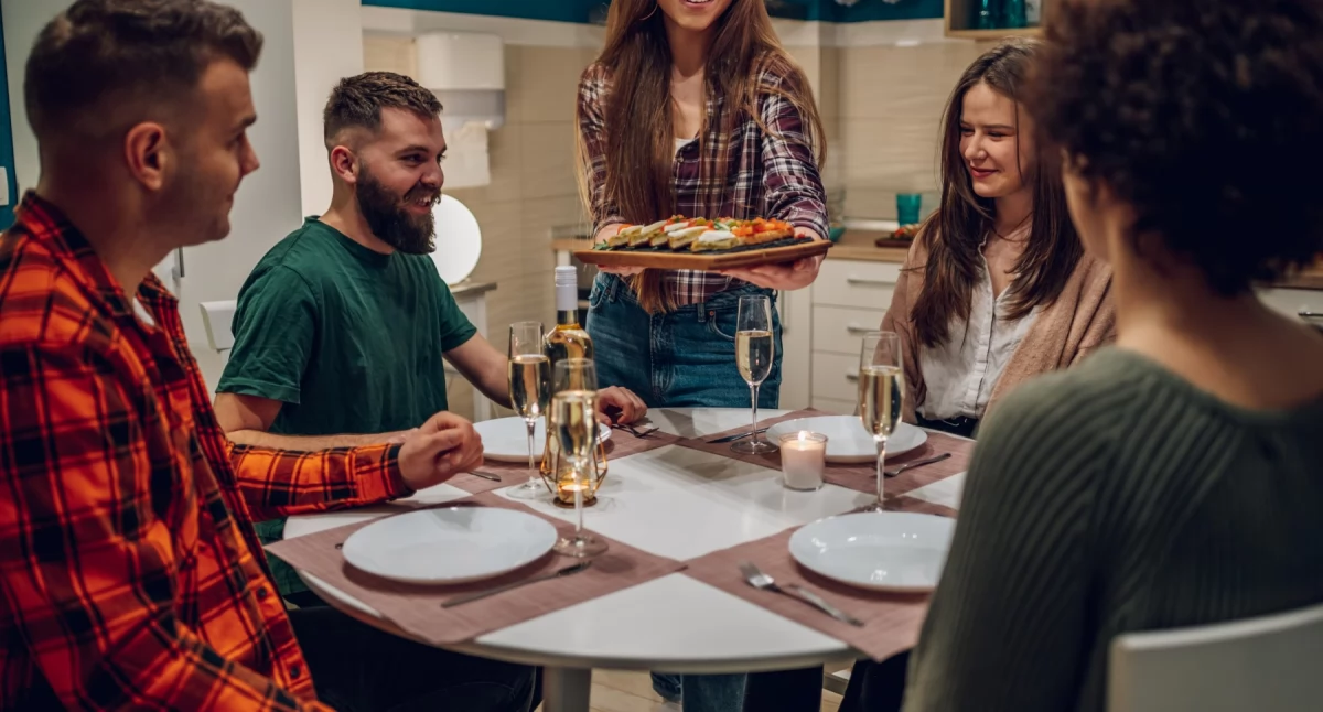 Promocja, wybrać okrągły stół jadalni połączonej salonem zachować spójność stylu - zdjęcie, fotografia