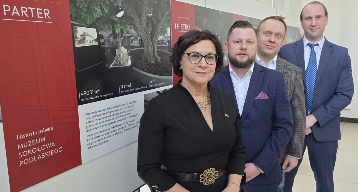 Burmistrz Iwona Kublik z historykami z Pracowni Dokumentacji Dziejów Miasta, autorami koncepcji muzeum: Grzegorzem Gawrysiakiem, Bartłomiejem Skibniewskim i Piotrem Rybakiem