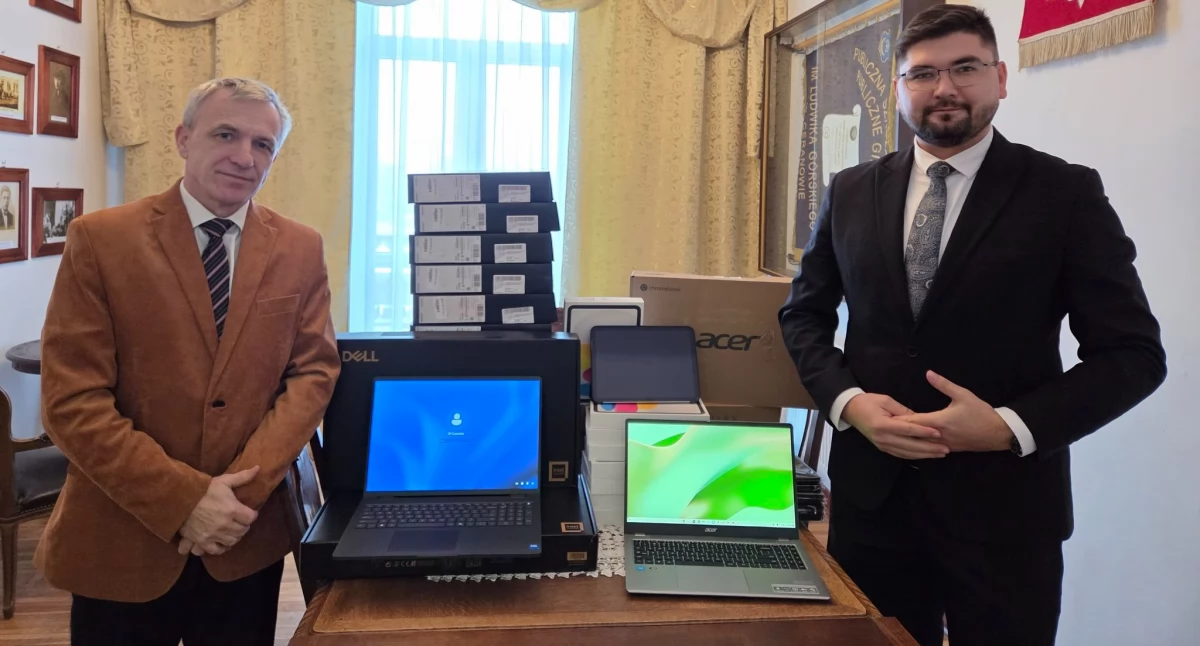 Edukacja, Uczniowie Ceranowa mają laptopy tablety - zdjęcie, fotografia