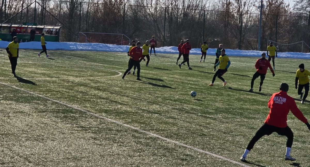 Piłka nożna, Podlasie Sokołów Podlaski zagrało sparingi zimowych warunkach - zdjęcie, fotografia