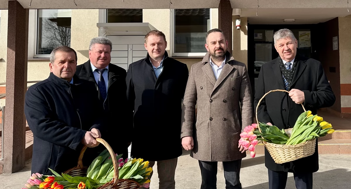 Święta i obchody, Radni powiatowi rozdawali paniom kwiaty - zdjęcie, fotografia
