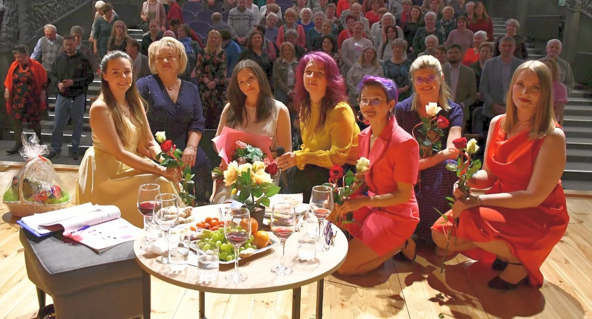 Imprezy, Sterdyni poniedziałek było bardzo kobieco teatralną premierą - zdjęcie, fotografia