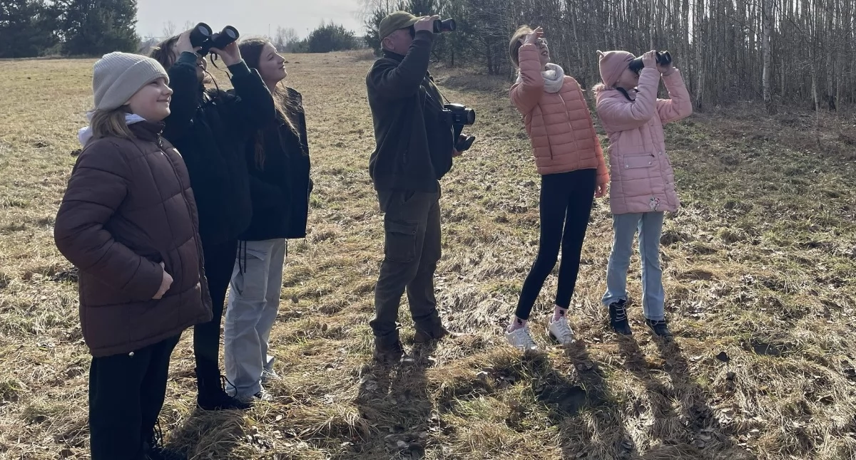 Kronika kryminalna, Uczniowie Kosowa Lackiego ciekawej lekcji liczyli ptaki - zdjęcie, fotografia