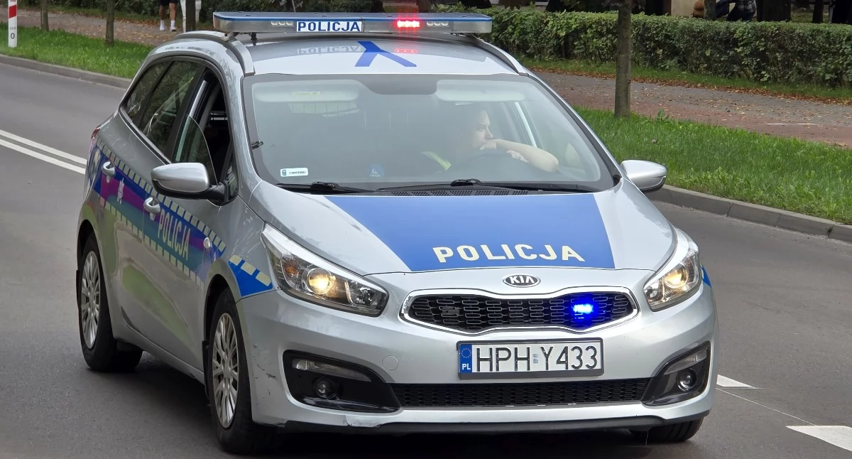 Kronika kryminalna, Przykuł uwagę policjantów jechał samej feldze - zdjęcie, fotografia