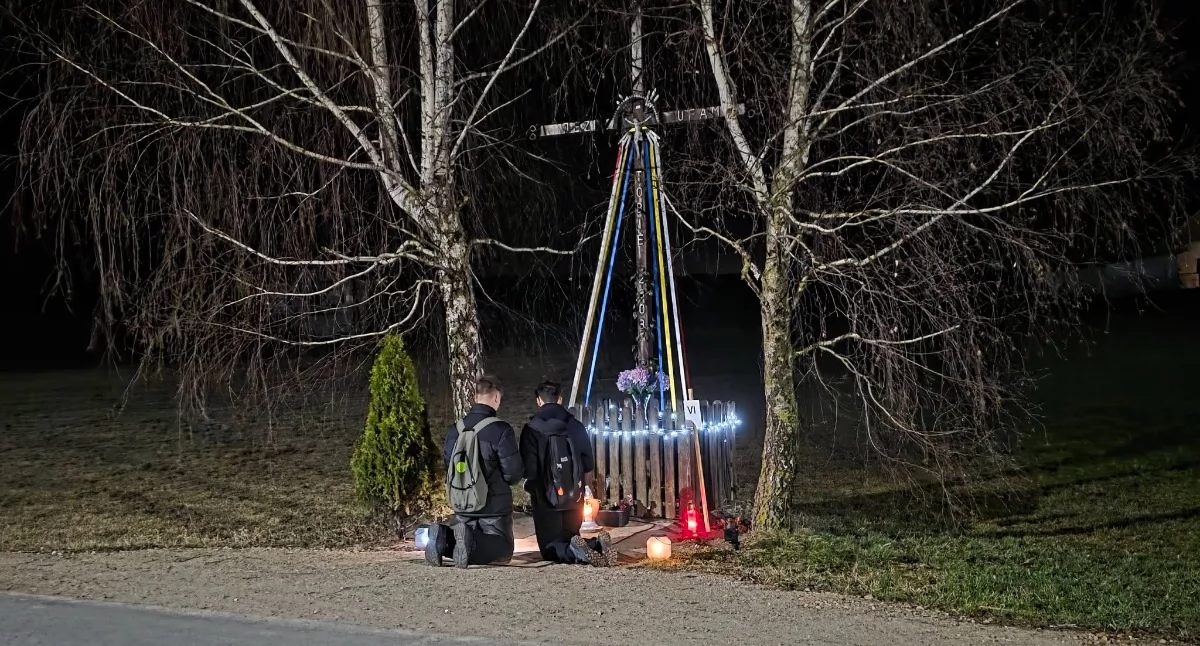 Święta i obchody, osób wyruszyło Sokołowa Nocną Drogę Krzyżową - zdjęcie, fotografia