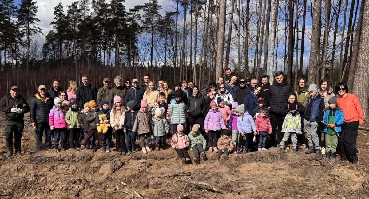 Edukacja, Przedszkolaki sokołowskiej „Dwójki” posadziły - zdjęcie, fotografia
