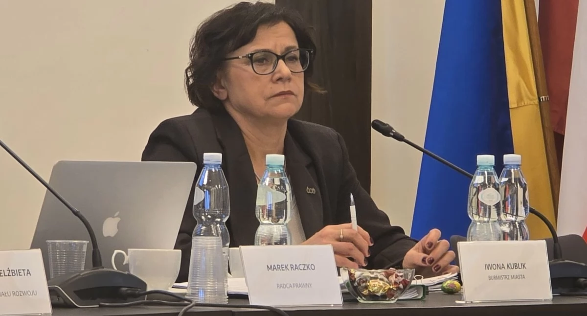 Sprawy urzędowe, Burmistrz Iwona Kublik zadłuża miasto Deficyt górę kolejne - zdjęcie, fotografia