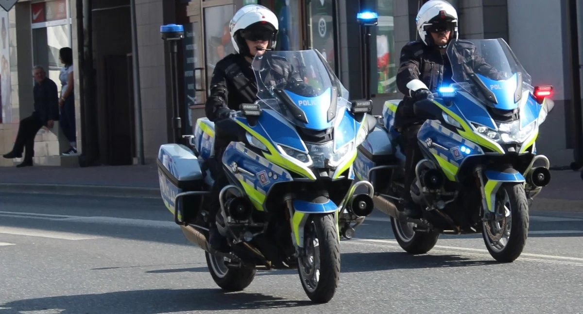 Kronika kryminalna, Jeden kierownicą Mitsubishi drugi Romeo prawa jazdy - zdjęcie, fotografia