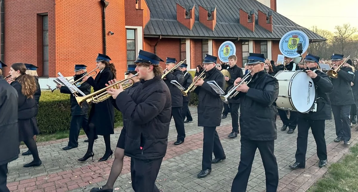 Święta i obchody, Rezurekcja „Miłosierdziu” strażacką orkiestrą - zdjęcie, fotografia