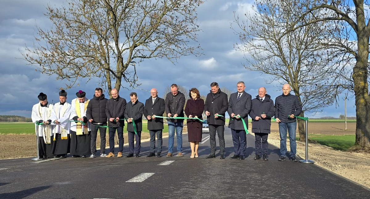 Inwestycje, Wiceminister dwoje marszałków trzech księży przecinało wstęgę nowej drodze - zdjęcie, fotografia
