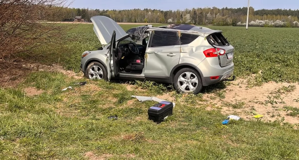 Wypadki drogowe, osoby trafiły szpitala dachowaniu forda - zdjęcie, fotografia