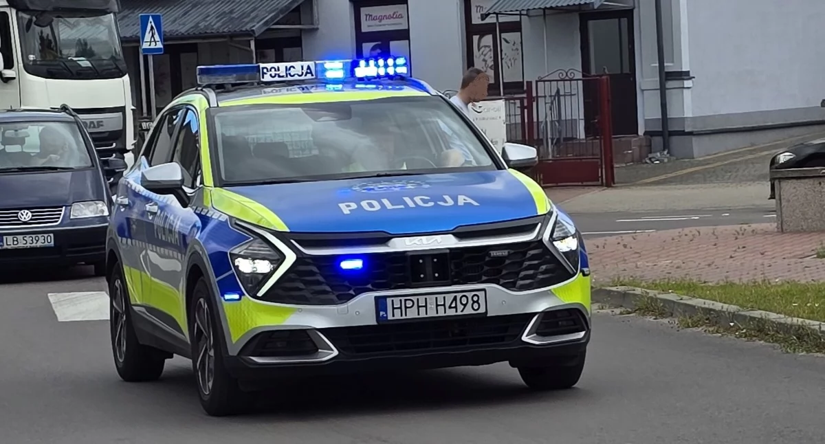 Kronika kryminalna, Patrol zatrzymał szybką jazdę przed sądem stanie innego - zdjęcie, fotografia